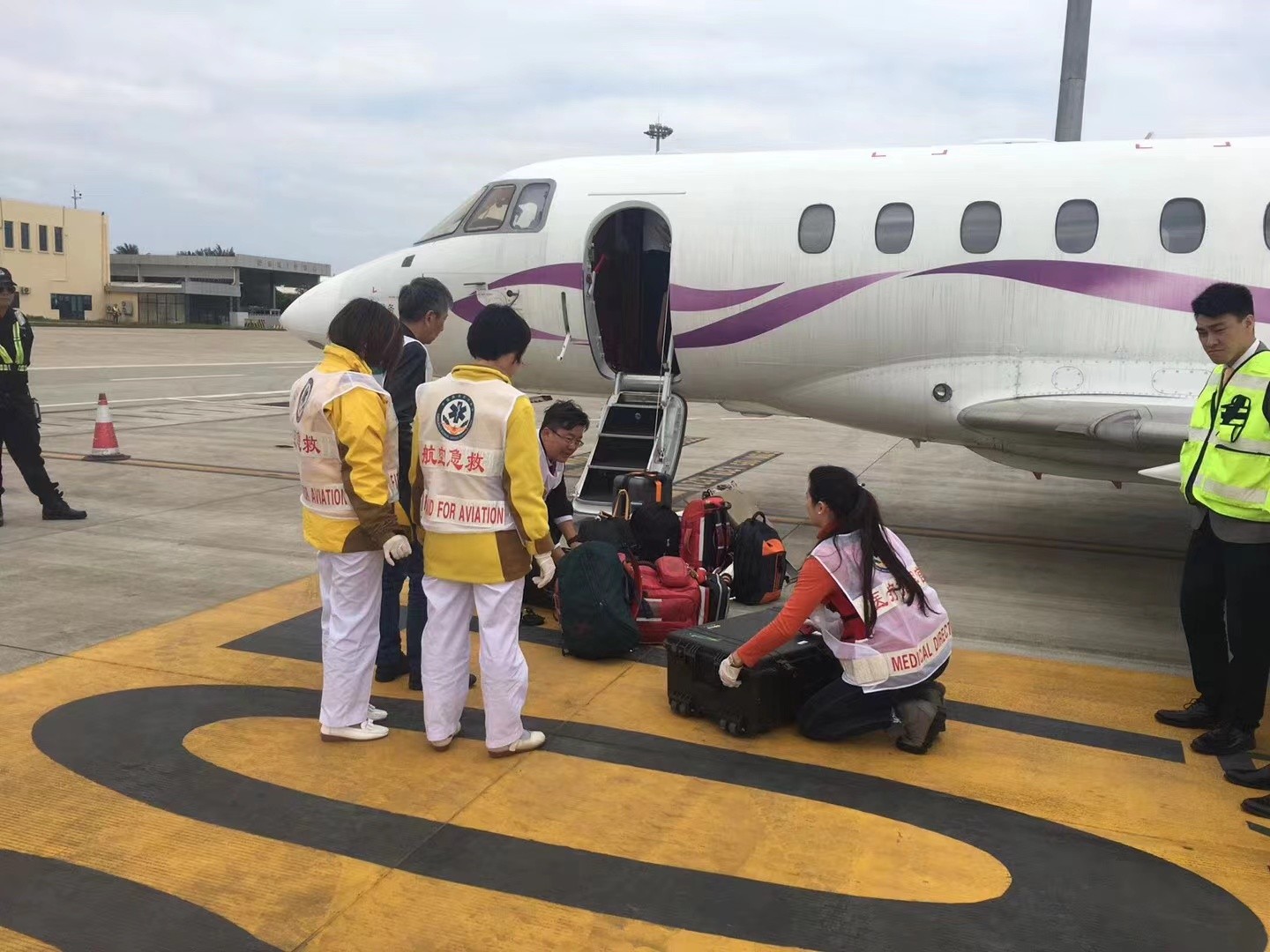 英德市香港出入境救护车出租